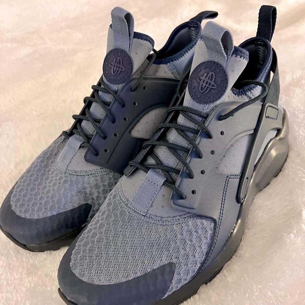 Nike Huaraches-Men’s 10.5 (navy blue)